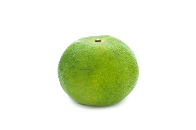 Fruta naranja verde aislada.