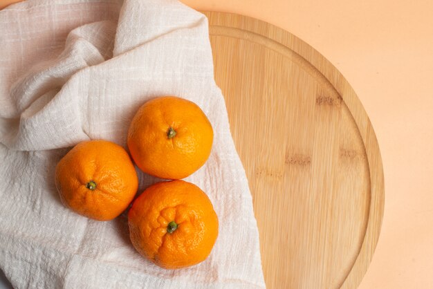 Fruta natural de tangerina laranja com tangerina e mesa de madeira.