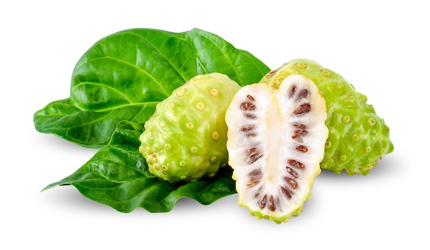 Fruta de noni aislada en el trazado de recorte blanco