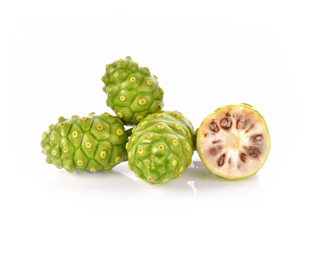 Fruta noni em fundo branco