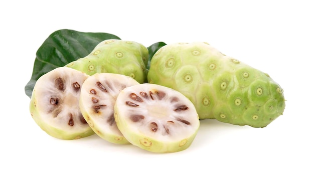 Fruta Noni em fundo branco