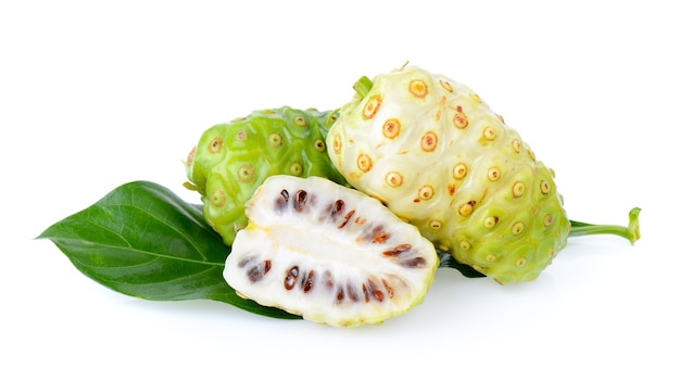 Fruta de Noni en el fondo blanco