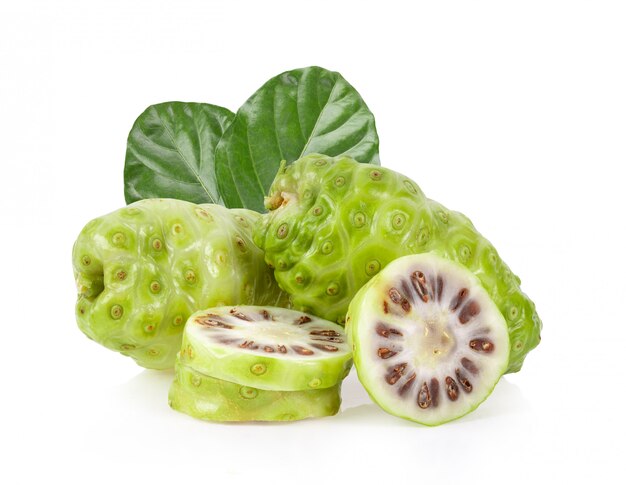 Fruta de noni con hoja sobre fondo blanco. profundidad de campo completa