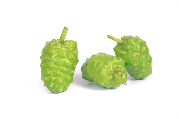 Fruta de Noni o Morinda Citrifolia aislada en blanco