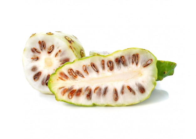 Fruta de noni sobre fondo blanco