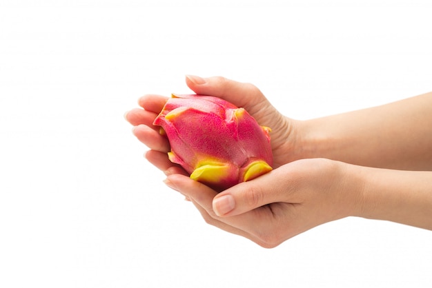 Fruta o pitaya sabrosa dulce del dragón en la mano de la mujer aislada en blanco.