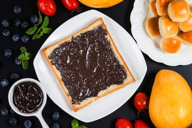 Fruta y pan, desayuno abundante Salsa de chocolate Pan