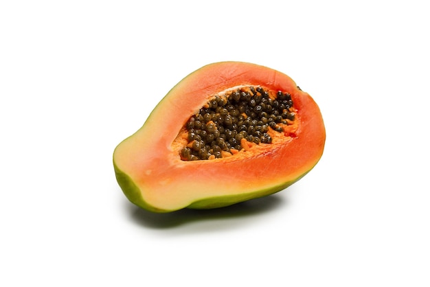 Fruta de papaya aislada sobre un fondo blanco Fruta tropical Mitad de papaya Vista superior