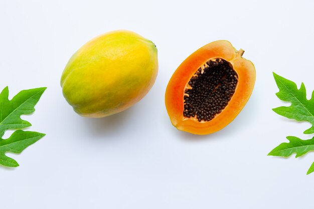 Fruta de la papaya en un fondo blanco.