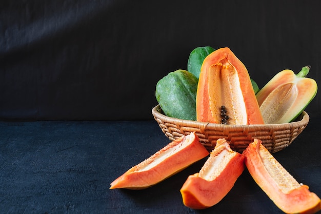 Fruta de papaya madura sobre fondo de madera