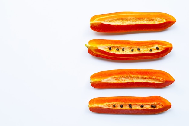 Fruta de papaya sobre fondo blanco.