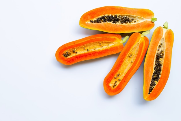 Fruta de papaya en superficie blanca