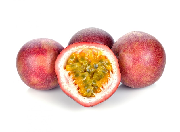 Fruta de la pasión aislado