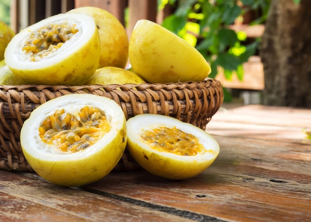 Fruta de la pasión en la cesta de bambú. Fruta tropical. Sabor agrio, alto contenido de vitamina. Postre de dieta