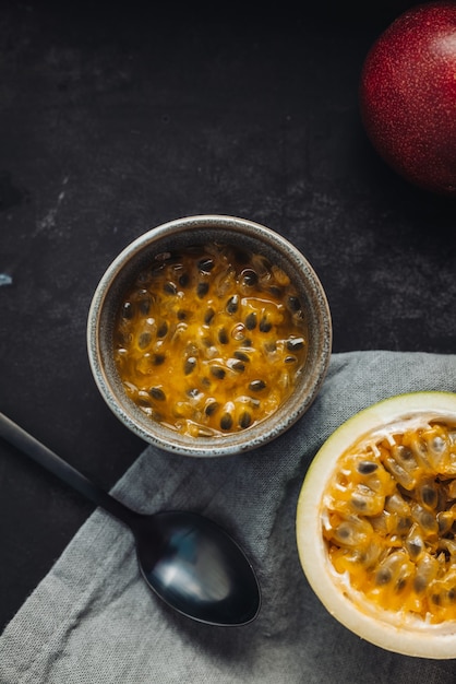 Foto fruta de la pasión cruda fresca y jugosa en una mesa