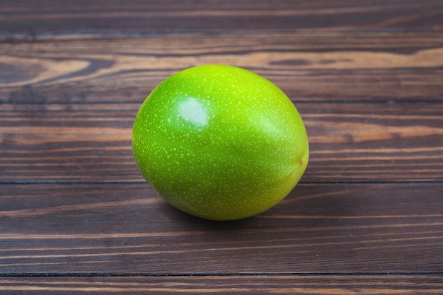 Fruta de la pasión madura, acostarse sobre un fondo de tablas de madera