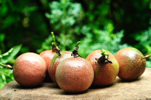 Foto fruta de la pasión en la mesa de madera.