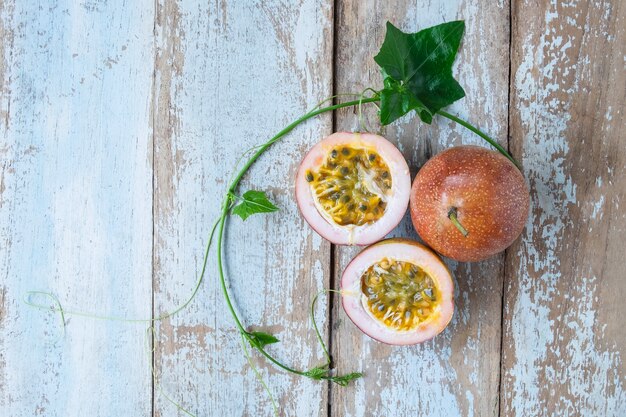 Fruta de la pasión sobre fondo de madera.