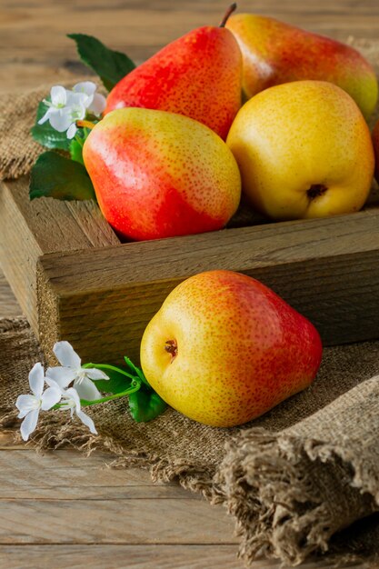 Fruta de peras maduras. Pera orgánica cosechada en cajón de madera. Cosecha de otoño.