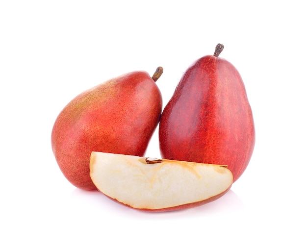 Fruta de peras rojas sobre blanco