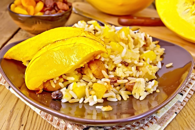 Fruta pilaf con calabaza en plato marrón a bordo