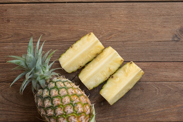 fruta de piña en la mesa de madera