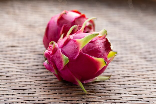 Fruta pitahaya fresca en madera de dragón o fruta roja color rojo con espacio de copia