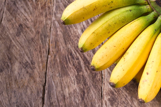 Fruta de plátano en la mesa de madera Musa paradisiaca