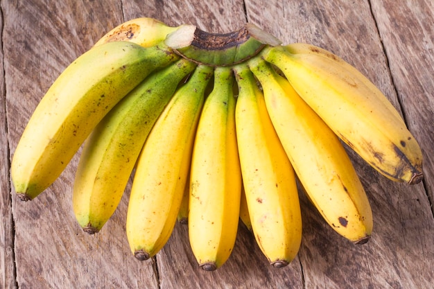 Fruta de plátano en la mesa de madera Musa paradisiaca