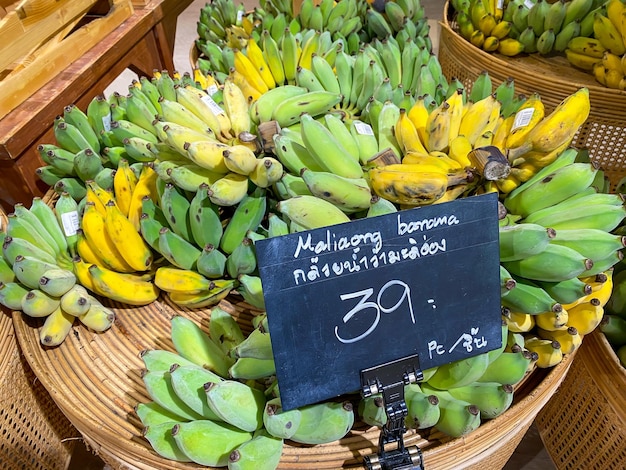 Fruta de plátano saludable con precio en el mercado.