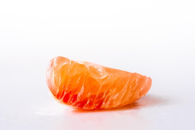 Foto fruta pomelo em um fundo branco. pomelo publicidade. toranja. rosa pomelo