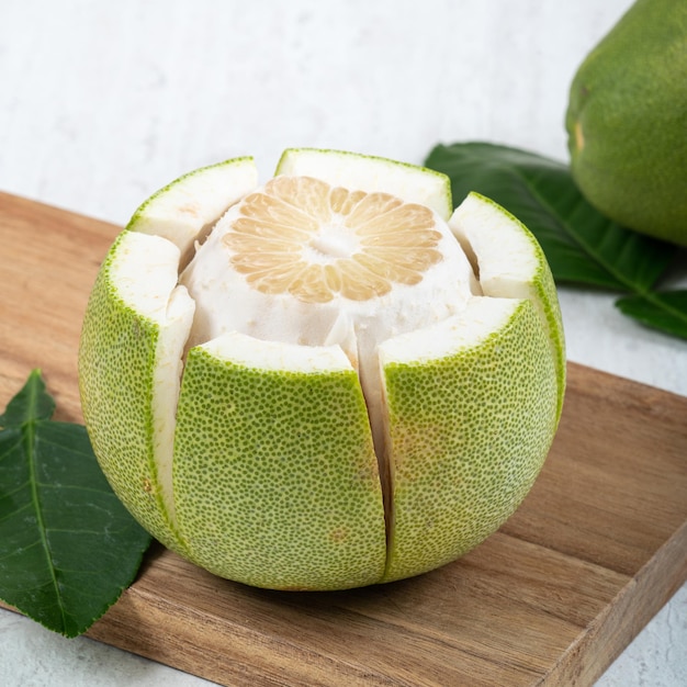 Fruta de pomelo fresca sobre fondo de mesa blanca