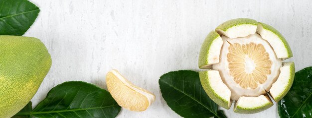 Foto fruta de pomelo fresca sobre fondo de mesa blanca