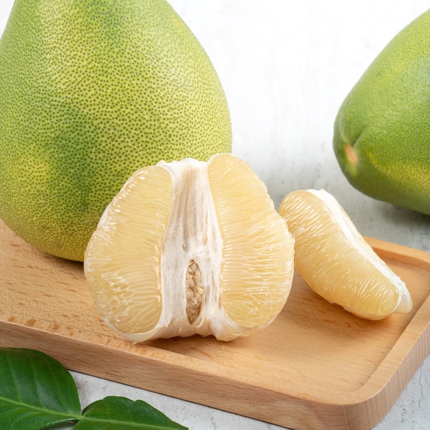 Fruta de pomelo fresca sobre fondo de mesa blanca