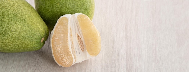 Foto fruta de pomelo fresco sobre fondo de mesa de madera