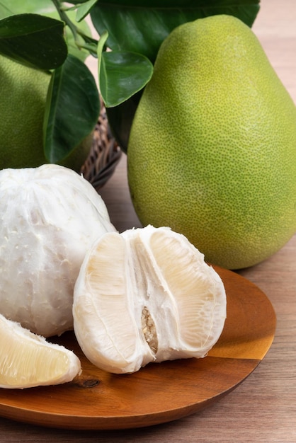 Fruta de pomelo fresco sobre fondo de mesa de madera