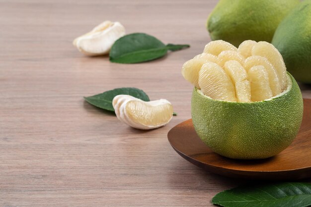 Fruta de pomelo fresco sobre fondo de mesa de madera