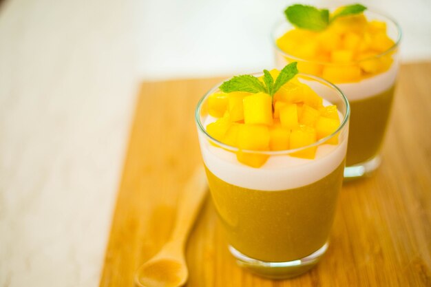 Fruta de postre de gelatina de mango, comida tropical.