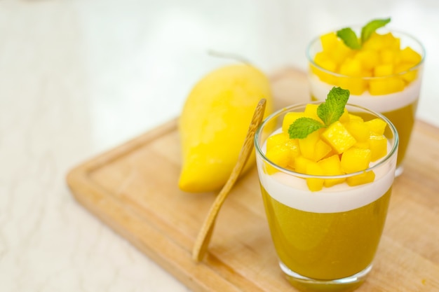 Fruta de postre de gelatina de mango, comida tropical.