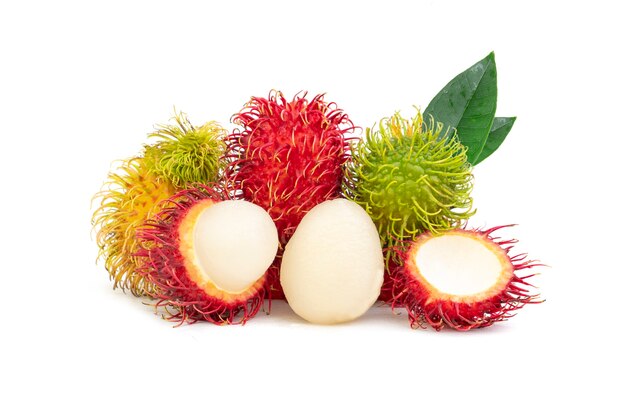 Fruta de rambután sobre fondo blanco.