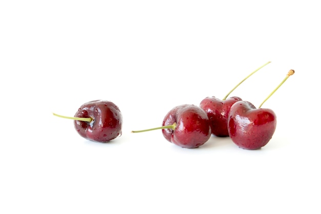 Fruta roja de la cereza en el fondo blanco