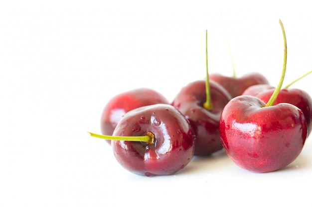 Fruta roja de la cereza en el fondo blanco