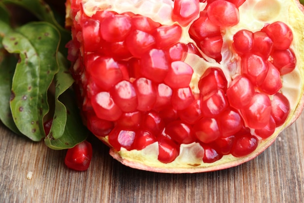 Fruta roja fresca de la granada