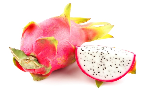 Fruta rosada madura del dragón en el fondo blanco