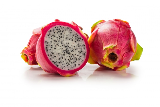 Fruta saborosa doce dragão ou pitaya isolado