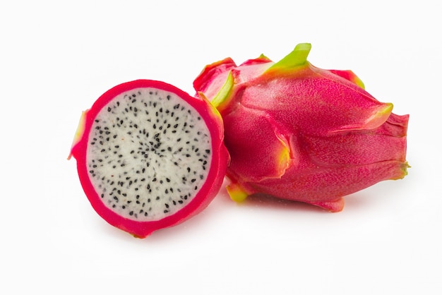 Fruta saborosa doce ou pitaya do dragão isolada no branco.