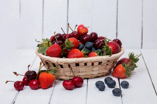 Fruta saborosa mistura sobre um fundo branco