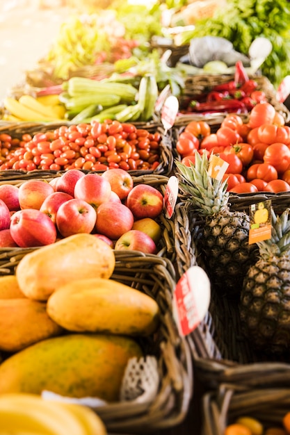 Foto fruta sabrosa y vegetales orgánicos frescos organizan en fila en la tienda del mercado