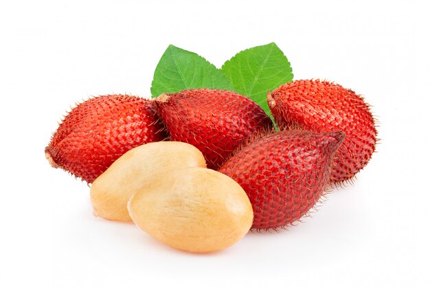 Fruta Salak con hojas en la pared blanca.