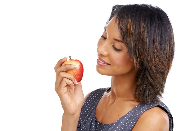 Fruta de la salud o mujer negra comiendo una manzana en un estudio de fondo blanco con espacio de maqueta de marketing